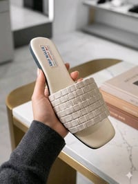 أعرضلكم سليبر نسائي شيك ومريح، تصميمه ستايل عصري مع لمعة ونقشة حلوة تن...