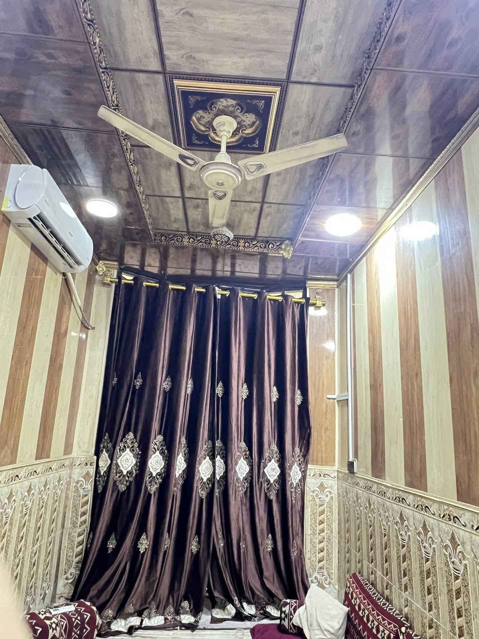 سلام عليكم بيت للبيع المساحه100متر يحتوي البيت عله ستقبال وصاله وغرفه وحمام خارجي وداخلي ومطبخ حار وبارد السعر130 تواصل وتساب***********
