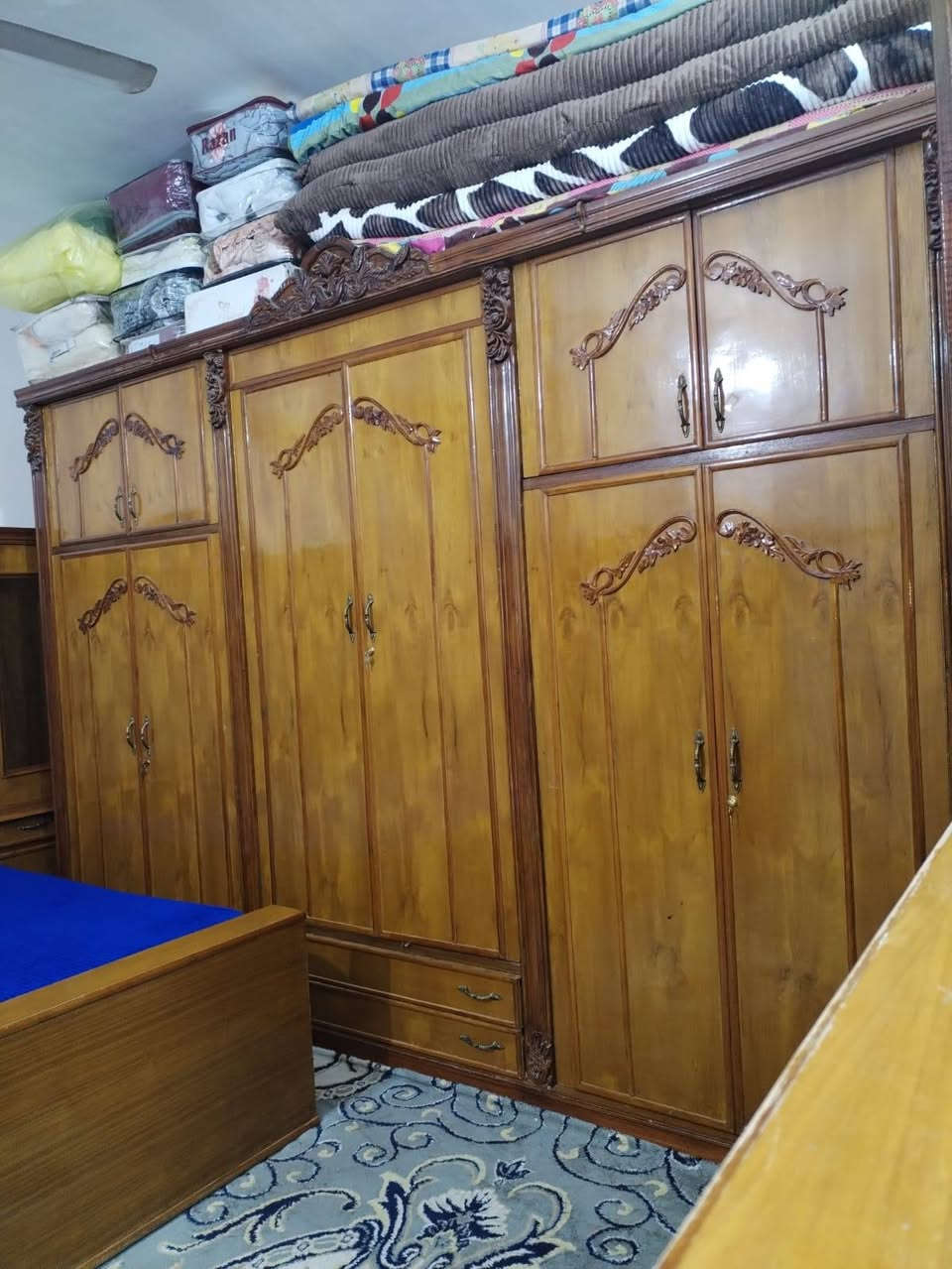 السلام عليكم غرفة نوم اخشاب عراقي تكمة كنتور ٦بيبان، طابقين مع ملحق زاوية بابين طابقين  تصميم مصري صبغ حراري  للبيع نظافة 90بلمية صارلها سنة مستخدمة بيها فقط جامة مفطورة وشايلها مال التاج الجرباية سبب البيع غرفة ضخمة والمكان لا يتسع لها
السعر 3ملالاين وربع وبيها مجال قليل اتصال علة رقم واتساب ***********
