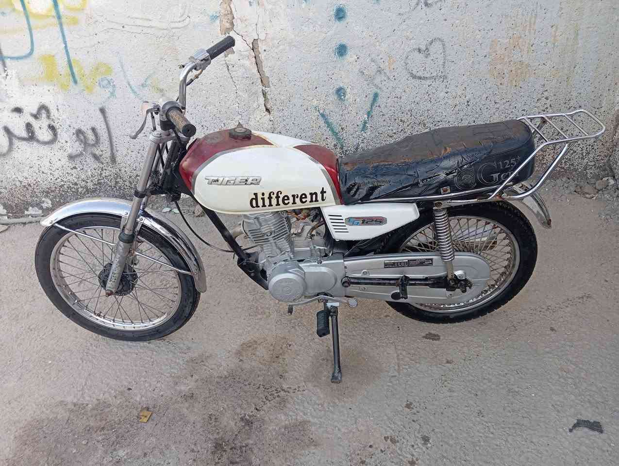 سلام عليكم دراجه ارشه كلك للبيع موديل 20 مكينه خير من الله لا نضوح ولا تبخير شاصي كفاله الدراجه كلشي ما عايزه سعرها300 مكاني ديوانيه قضاء الحمزة الشرقي رقمي ***********
