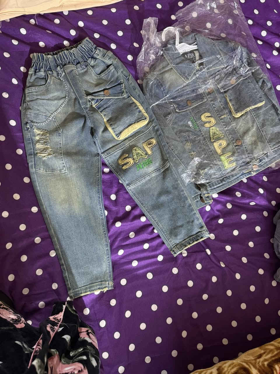 سلام عليكم توفره براندت نسائي وأطفال واعبي نسائي بصالون ملاك السيدات توافر عندي خدمات توصيل تصور الي يعجبه تجي لصالون تشوفهم 
 قسم الاصباغ👩‍🦰👩‍🦰
صبغ للشعر القصير 10
صبغ للشعر الطوال 20
قسم الميش 👩🏼👩🏼
ميش للشعر القصير  10
ميش للشعر الوسط 15
ميش للشعر الطويل 20
قسم حف سعر  وشمع 7
🧑‍🦰🧑‍🦰🧑‍🦰🧑‍🦰🧑‍🦰
عشبه للشعر القصير 20
عشبه للشعر الطويل 25
قسم التسريح والمعالج 🧝🏻‍♀️🧝🏻‍♀️
تسريح ومعالج للشعر القصير 35
تسريح ومعالج للشعر الوسط 40
تسريح ومعالج للشعر الطويل يبده من 60
قسم الرموش 
رموش طرفيه 10
رموش طبيعيه 15
رموش مكثفه 20
تنضيف قدم 5
تنضيف بشره العميق 10t
قسم الشعر مكياج 
ميكاج رموش 20
خطوبه مكياج تسريحه 45
قسم تاتو بلوك 20
قسم تاتو شعيرات 30
مسح الحجاب بالقطرات 15
العنوان جسر ديالى الجديد الكرغوليه ع سده مال جبور مقابيل الفران اقرب أسواق تفاحه
*********** بصالون صالون 
العروض مستمره أيام العيد
