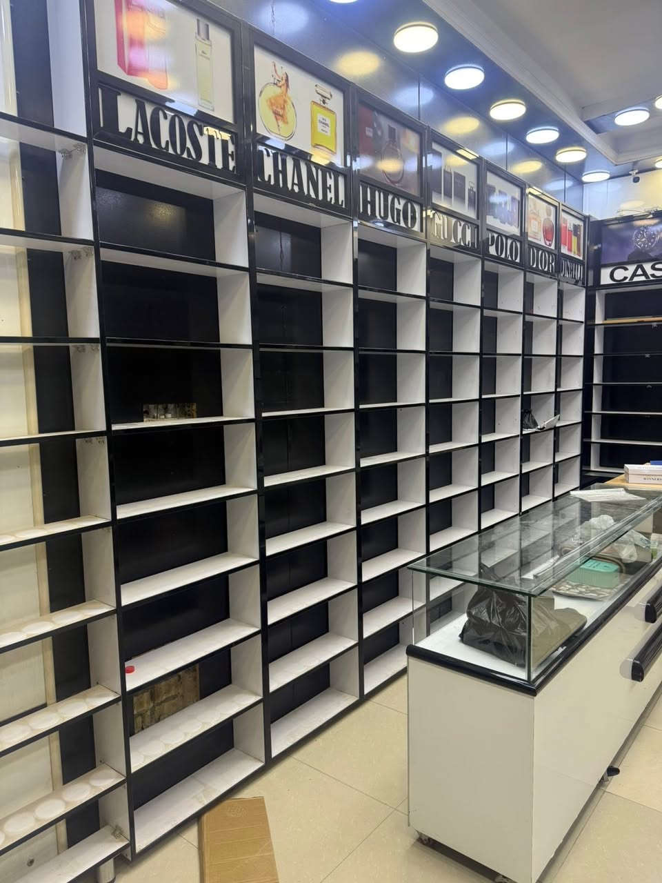 السلام عليكم
ديكور للبيع مع الميوزه استخدام قليل 
مكلف بالنشر
الاتصال على الرقم ***********
