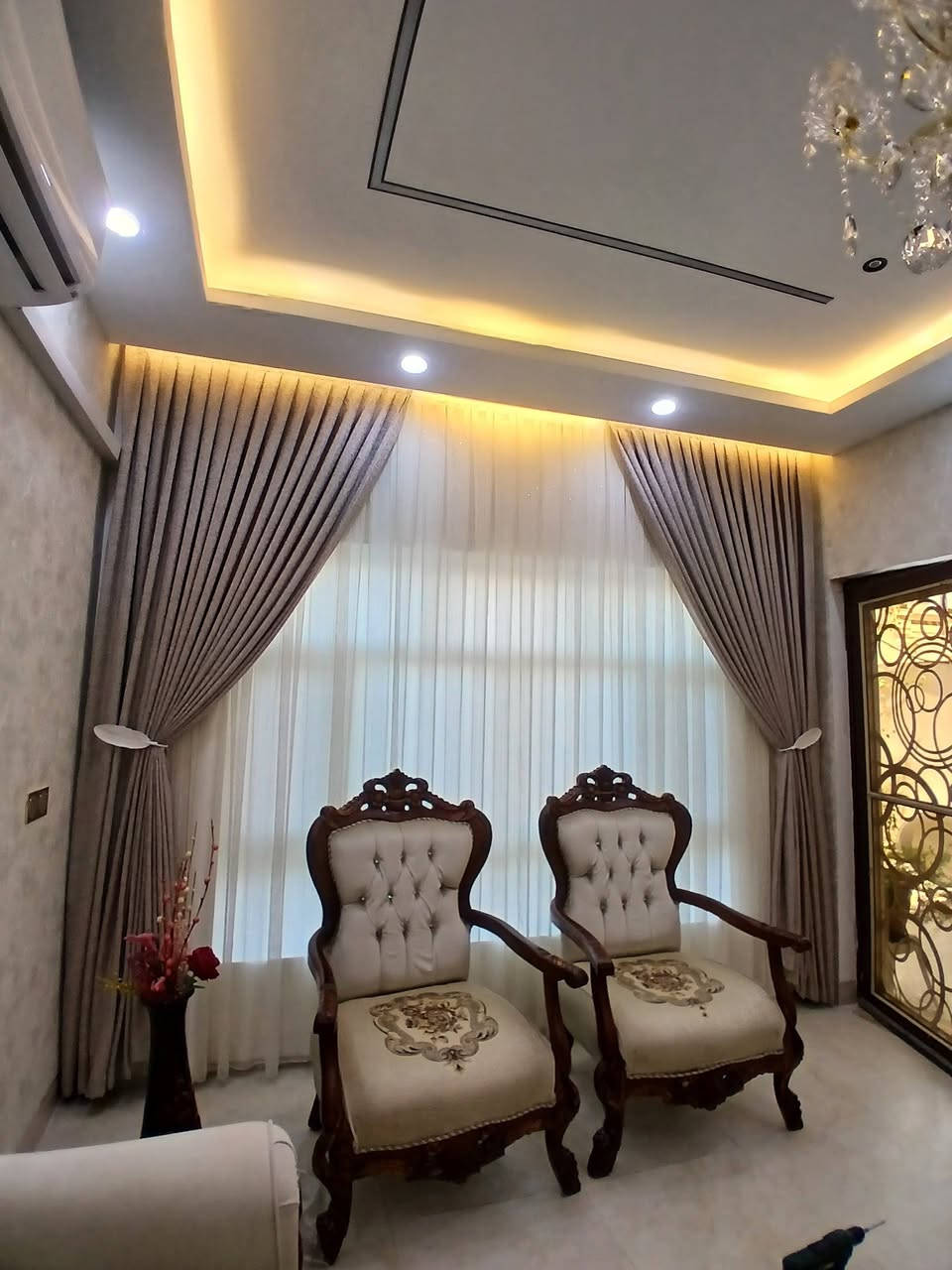سلام عليكم  عندك ستائر او بردت غسل كوي تصليح تركيب نقل اي شي خاص بل ستائر داخل خارج الموصل اي موقع نجيك عل بيت   
الرقم *********** واسعر مناسب
