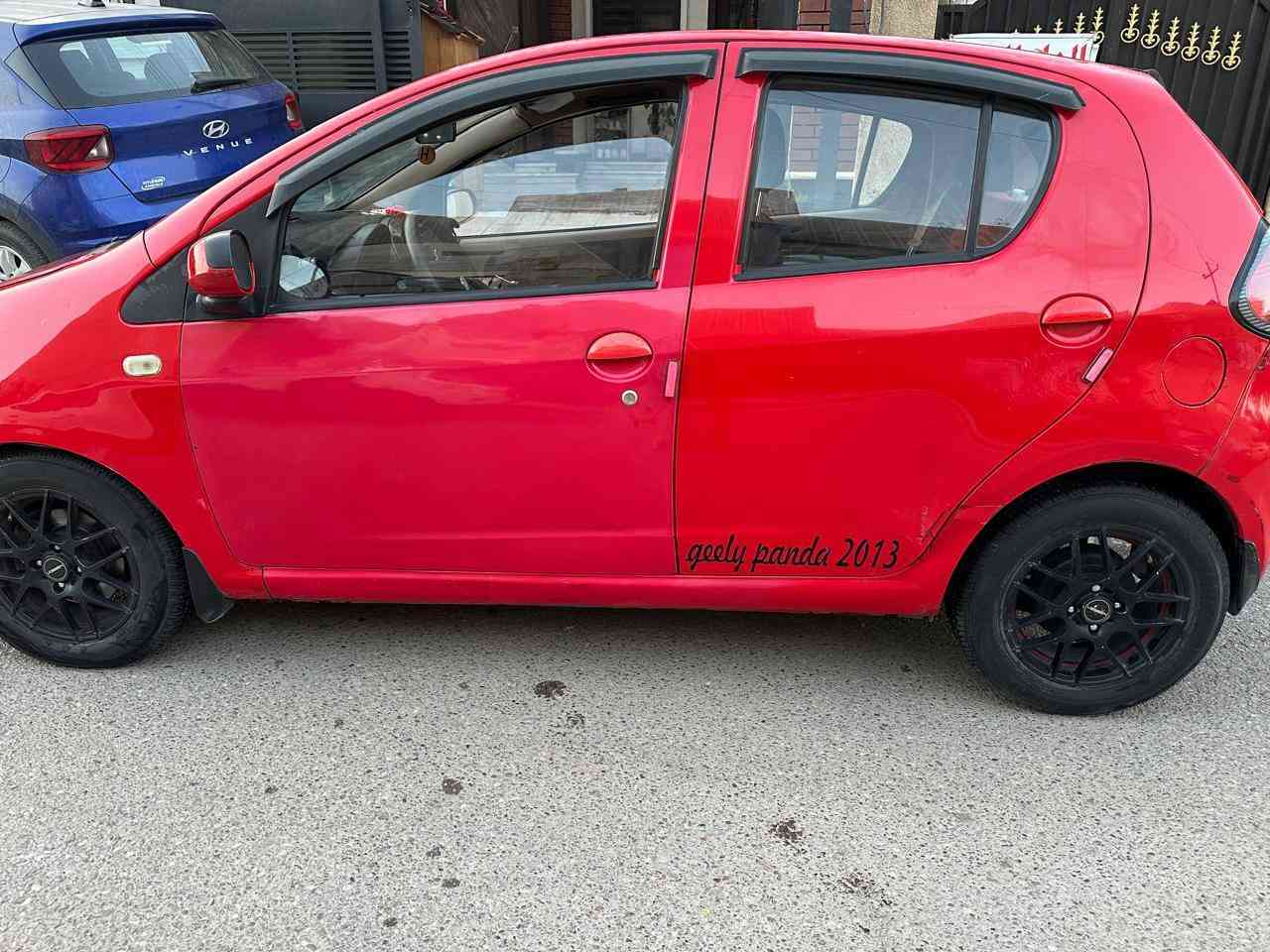 جيلي باندا موديل 2013 رقم بغداد ماشية 76 ألف بيه كم قطعه صبغ 
السعر 4500$ وبيه مجال 
الاتصال ***********
