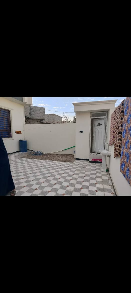 منزل للبيع مساحة 220م 
يحتوي على مطبخ واستقبال وصالة كبيرة 
وغرف نوم عدد2 طارمة كبيرة 
مكان بصرة شط العرب باب الهوى شارع باب الحارة 
الاتصال ***********
