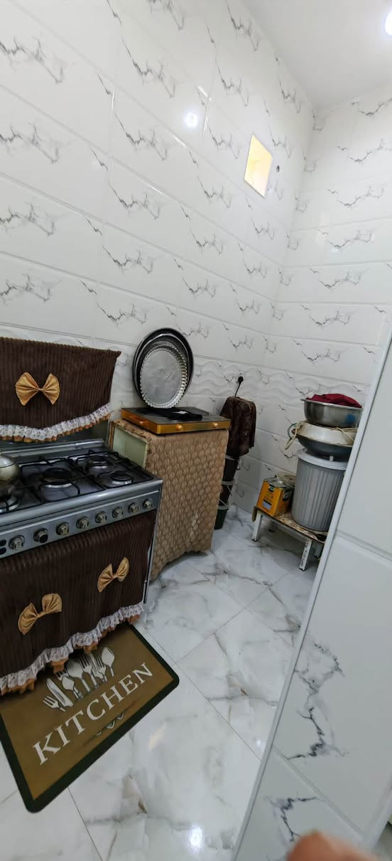 السلام عليكم ورحمه الله وبركاته تحيه طيبه يعلن مكتب عقارات النور الذهبي عن توفر لدينا بيت للبيع مساحه متر طابو زراعي عراقي تاخذ وكاله ونسخه من الطابو من صاحب الرض مباشر العنوان ابي الخصيب ابو الجوزي داخل يبعد عن الشارع السايدين كيلو متر يحتوي على ٣قرف نوم وصاله ومطبخ وديوان وكراج صقير بناء بلوك جديد ثاني بيت عن التبليط النازل خدمات ماه كهربا شارع ٨متر ومدرسة قريبه على المنطقه سعر المطلوب ١١٠مليون وقابل التفاوض أعرض عقارك لدينا ودع لنا النشر التسويق عنوان المكتب ابو الجوزي مجاور معمل الجابري للسخانات نستقبل كافات العروض العقاريه المكتب مجاز قانونيا ***********
