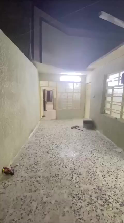 بيت مساحه 130 صب مسلح طابق واحد جاهز للسكن فارغ حاليا سعره فقط بيع سريع ب 50 منطقه كامله الخدمات مجاري ومي وتبليط عنوانه حي الكوفه افرع افران الحجيه كله كبل للطلب الاتصال ***********
