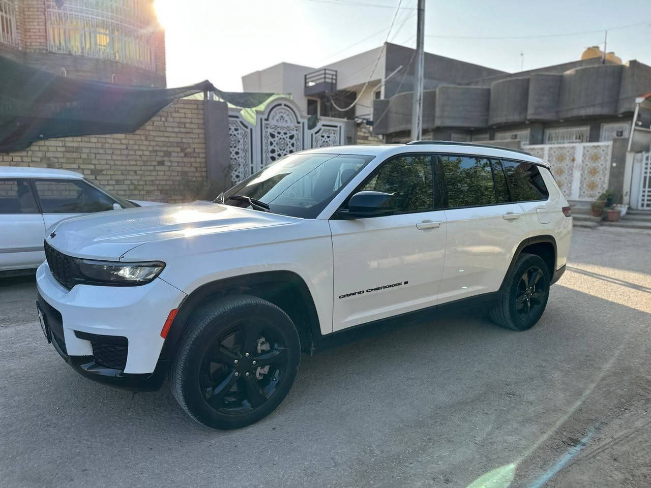 السلام عليكم 
للبيع جيب لاريدو موديل 2023
محرك 3600 V6
سياره مرقم بغداد 
 جديده أحلا من صور بهواي 
ماشية 31
مواصفات السيارة
* تشغيل عن بعد
* ردارات جانبية
* رادار امامي
* رادار خلفي
* حساسات خلفية
* توقف ذاتي
* كاميرا دوارة
* نقاط عمياء
* تحديد مسار
* قيادة شبه ذاتية
* كروس سرعه
* سايد بريك بصمة (كهرباء)
* ويل 20 
* شاحن لاسلكي
* ابل كار بلي
* كشن كهرباء
* هيترات بلكشن
* هيتر بالستيرن
* كشن خلفي منفصل Vip
* تبريد 3 قطع 
* صندوك كهرباء
* سياره 7 راكب  منفصل 
* فتحه سقف 
* لايت زينون بلادي
السيارة حادث جانبي  
بيبان 2 امبدل نفس لون 
جاملغات خلفي وامامي صبغ
مكان السيارة بابل
سعر 240 وبيه مجال 

الاستفسار 
***********
