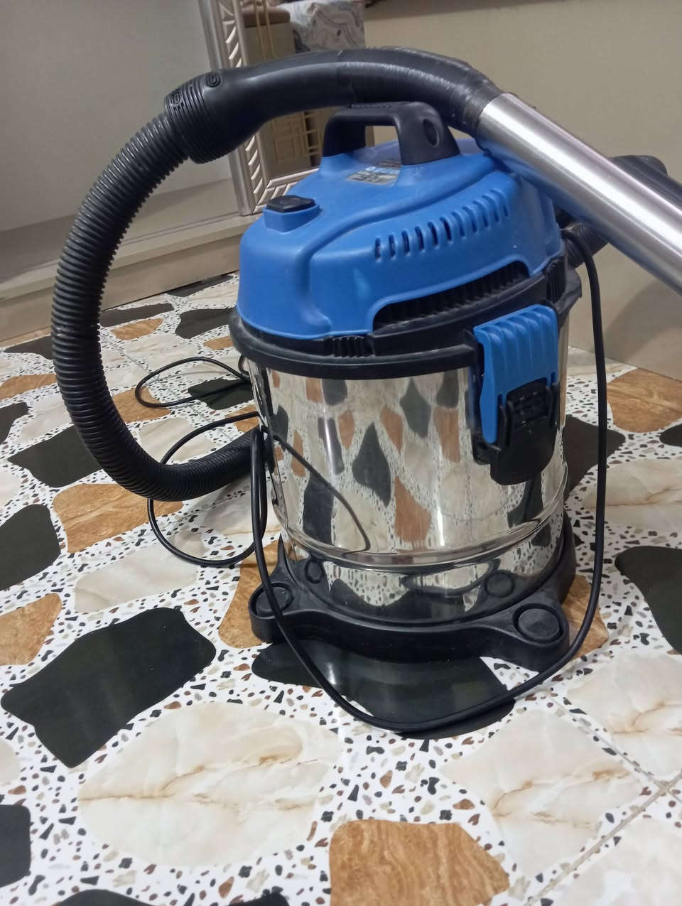 السلام عليكم
مكنسه كهربائيه متوسطه الحجم شغاله للبيع ٣٠وبيها محال للطيبين 
العنوان الفلوجه 
رقم الهاتف او واتساب ***********
