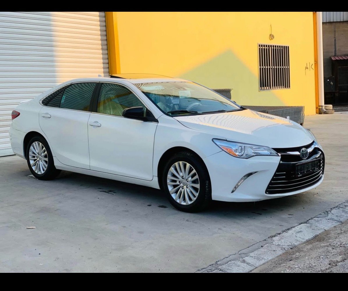 للبيع سيارة تويوتا كامري نظيفة جداً، لونها أبيض بحالة ممتازة. موديل حديث مع تصميم أنيق ومريح. اقتصادية في استهلاك الوقود وتتميز بأداء عالي في القيادة. تواصل معنا للمزيد من التفاصيل والاستفسارات.