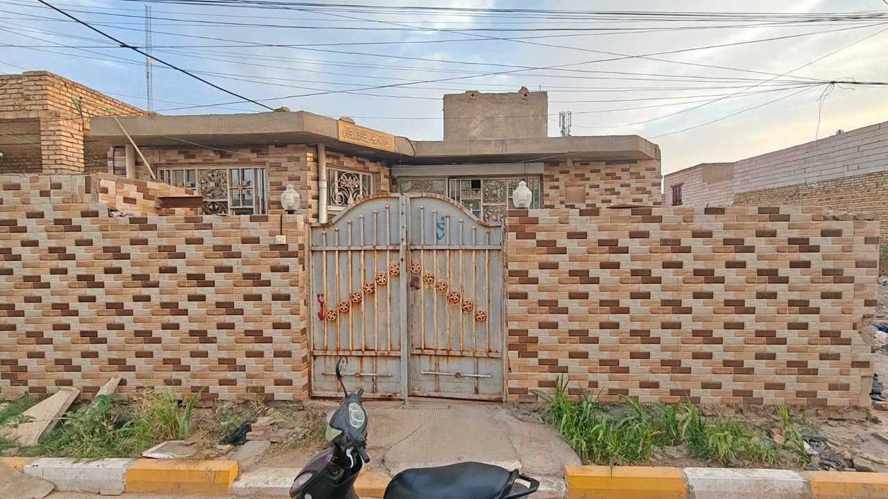 بيت طابو صرف  بيت للبيع بل فتاحيه قرب مركز شرطه الفتاحيه المساحه 200 استقبال وغرفتين ومطبخ حمام  داخلي وخارجي وصاله طابق واحد وهاذه رقمي للستفسار ***********
