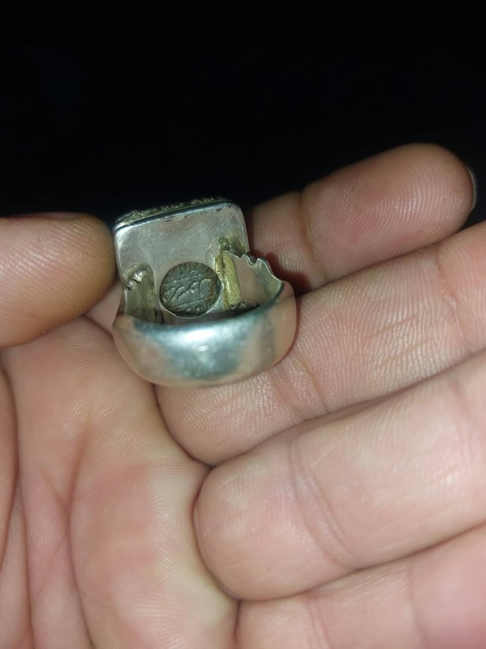 #يا #الله من منتقنياتي الخاصه حديد صيني ابيض طبيعي خط ابو علي العجيمي   منقوش بيومه وبساعته  جلالات ولا اله الا الله الملك الحق المبين  بالكوفي 👉 حجره راقيه ومنكوله  *********** ☎️  البيع 👉✌️ حجر راقي وحديد ابيض طبيعي قديم  مجرب اليقضا الحجاه والحفض وتسهيل المور العامه ودخول على السلاطين وتغلب على الأعداء  
جزء من فوائد الحديد الصيني 👇👇👇👇🎥
《《《#فوائد #التختم #بالحجر #الصيني 👉✌️
سورة الحديد قوله تعالى : (وأنزلنا الحديد فيه بأس شديد ومنافع للناس وليعلم الله من ينصره ورسله بالغيب إن الله قوي عزيز ). صدق الله العظيم فلم يقل ربنا
منفعة بل قال منافع . الحديد الصيني معروف عند المختصين من تجار الأحجار الكريمة .. ولكي يكون الحجر ذو فاعلية يجب أن يكون منقوشا ، بالنقش المعروف الخاص بهذا الحجر .. ويفضل التختم به عند الحاجه لدخول
المحاكم او المجالس كي تنفذ كلمة صاحبه والحجر الصيني انواع عدة فالأسود هو المشهور و هناك الابيض و منه الملون ايضا و هو يختلف عن حجر المغناطيس
وروي أنه أتى رجل إلى الامام الصادق (ع) فقال : يا سيدي ! أني خائف من والي بلدة الجزيرة ،وأخاف أن يعرفه بي أعدائي ، ولست أمن على نفسي ، فقال (ع) : استعمل خاتماً فصه حديد صيني " والبسه في ساير ما يصعب عليك من حوائجك ، واذا خفت أذى أحد من الناس فالبسه ، فإن حوائجك تنجح ومخاوفك تزول كذلك إذا علقه على المرأة التي تعسر عليها الولد ، فإنها تضع بمشيئة الله وكذلك من تصيبه العين فإنها تزول . وقد اكتشف في زمننا هذا ان الحديد الصيني حجر قيم لطرد الشحنات السالبة والكهرو مغناطسيه عن الشخص بحيث انه يشتت الشحنات الضارة في المجال الذي يكون فيه وكذا يستخدم للقوه ايضا ....ولكن له طريقه لحمله بحيث انه قوي لا يستطيع الشخص على تحمل طاقته فيحصل له تغيرات من توتر في الاعصاب وغير ذلك. واحذر عليه من النجاسات ودخول الحمام والخلاء ، وأحفظه فإنه من أسرار الله عز وجل وحراسته
