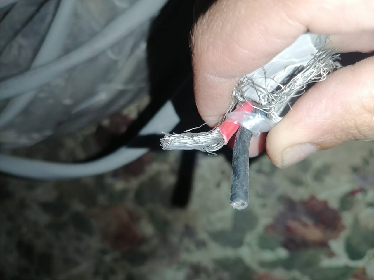 سلام عليكم واير 2×6 شعري جديد غير مستخدم لفه كامله للبيع المتر 2000 دنيار ***********
