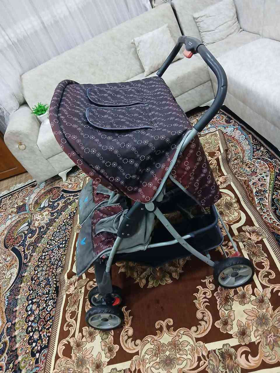 عارەبانەی دوو نەفەری مناڵان ، حەجم گەورەیە ، تایە گەورەیە شەریکەی vava یە زۆر تۆکمەیە ، قایشی بەستنەوەی هەیە ، کورسیەکانی تەخت تەخت ئەکرێن بۆخەوتن بۆیە لەتازە لەدایک بوەوەبۆی ئەبێ تا 5 ساڵی ، ژێرێکی گەورەی پێوەیە بۆشت هەڵگرتن 
تایە و ئیستۆپی مەزبوتە و بچوک ئەکرێتەوە بۆناوسەیارە 
سعریشی زۆر گونجاوەو قفڵی 55 هەزارە بێمعامەلە
سلێمانی ، گەیاندن هەیە*********** السليمانية, العراق
