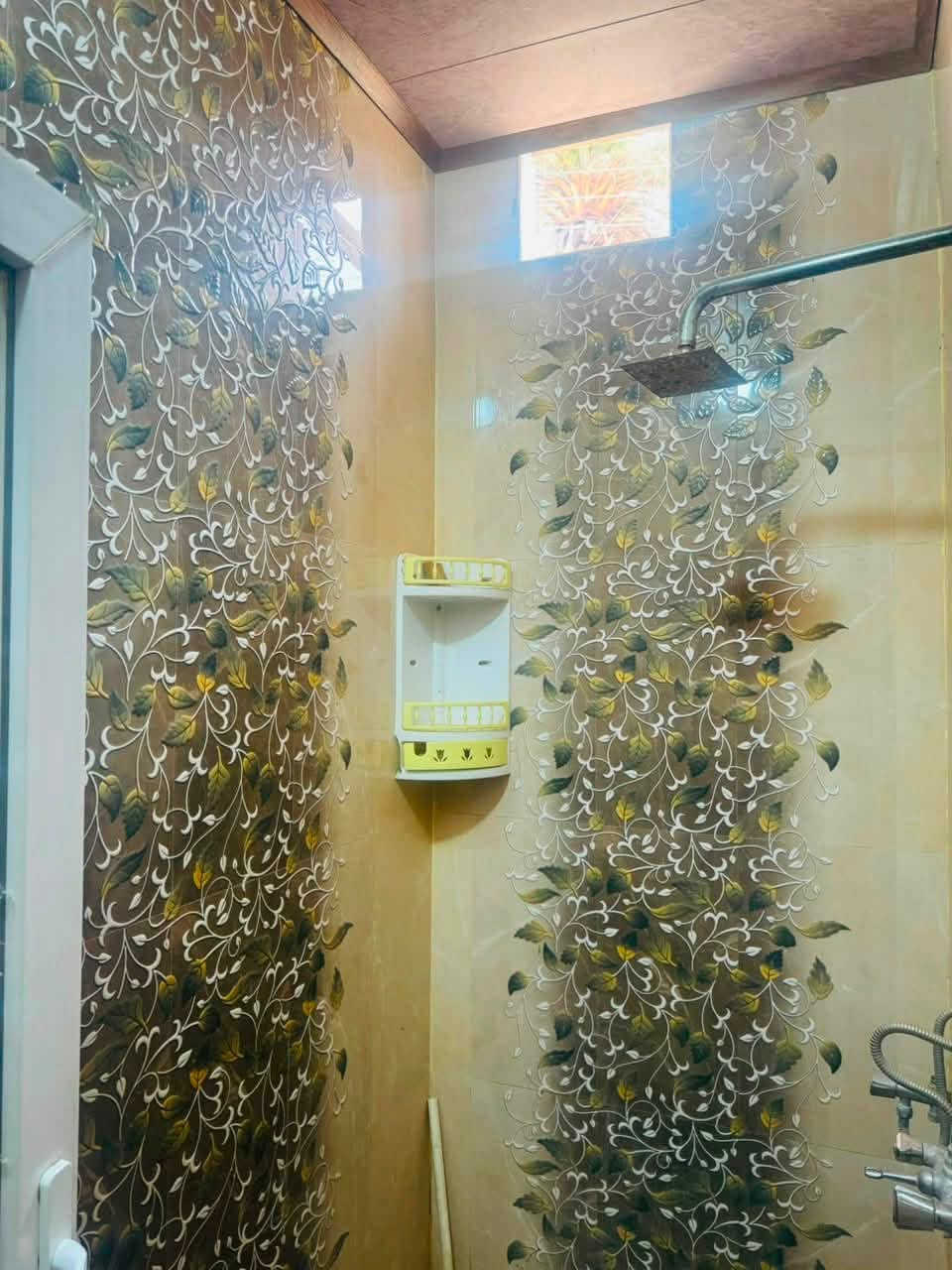 مكلف بل نشر بيت طابو صرف الحمزه الغربي حي الحسين بشارع حسينيه الزهراء 
غرفتين جوه وغرفه فوك وصاله واستقبال مجمع صحيات داخليه وخارجيه  مساحته بل سند 200واقع حال 275 
السعر 125
***********
