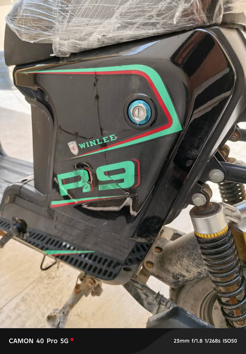 السلام عليكم R9 موديل 2026 دراجة جديدة معنى الكلمة بطارياتة ذا يصرفن ترجع الدراجة علية يعني جدد كفالة عامة ماعدة بس الكفر العل  يسر فقط والباقي كفالة عامة 
موصفاتة ✨
حماية سرقة✨
تشغيل عن بعد✨
بصمة وسويج✨
بلوتوث✨
اشاير يمنة ويسرة✨
لايت عدسة ناصي وعالي✨
سعر380قفل
ورقم الهااتف***********
مكاني بصرة الجزيرة
