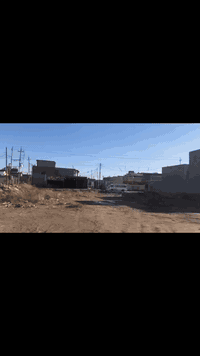 السلام عليكم  بيت لبيع مساحه 200 متر حميديه قرب ساده طوال  يتكون من غرفتين  نوم وصاله ومنوار عدد 2 واستقبال ومطبخ وكراج كبير  وحديقه بناء حديث بيع او مرواس  حسب قناعه رقم هاتف ***********
