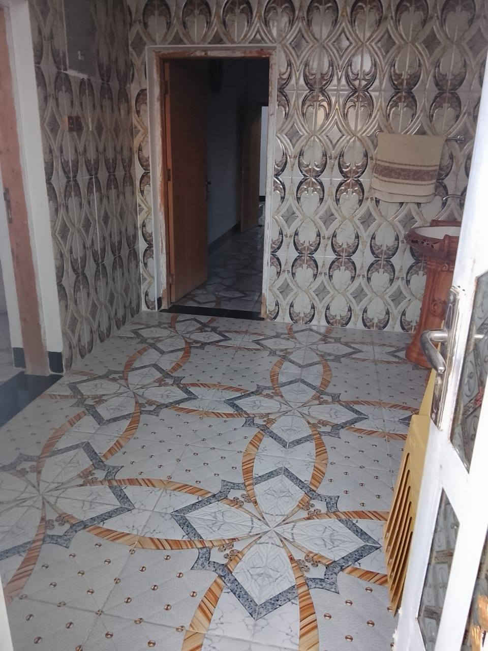 بيت للبيع قرب سايدين مجمع عمر الراوي
مساحه 300متر مفوض بالطابو 
بناء حجر وسمنت ورباط 
نقص واجهه البيت فقط 
طابقين 
اربع غرف نوم 
واستقبال وصاله ومطبخ وصحيات داخل وخارج  
وحديقه وكراج 
سعر 130 مليون 
للاستفسار تواصل على الرقم ***********
