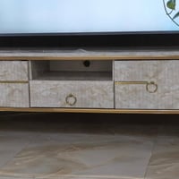 ميز تلفزيون • ١٦٠ سم • شبه جديد