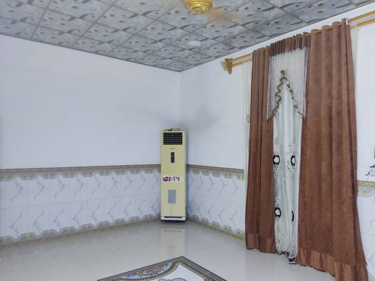 بيت للبيع زراعي المساحه 275 في حي العسكري على. سايدين البيت موقعه ركن مقابيل الحديقه
غرفتين6*5
ديوانيه 8 متر
صالتين
مطبخ
صحيات 
ساحه ترك خلف البيت
الاستفسار الإتصال ***********
 مستعدون لبيع وشراء البيوت والقطع الأراضي
