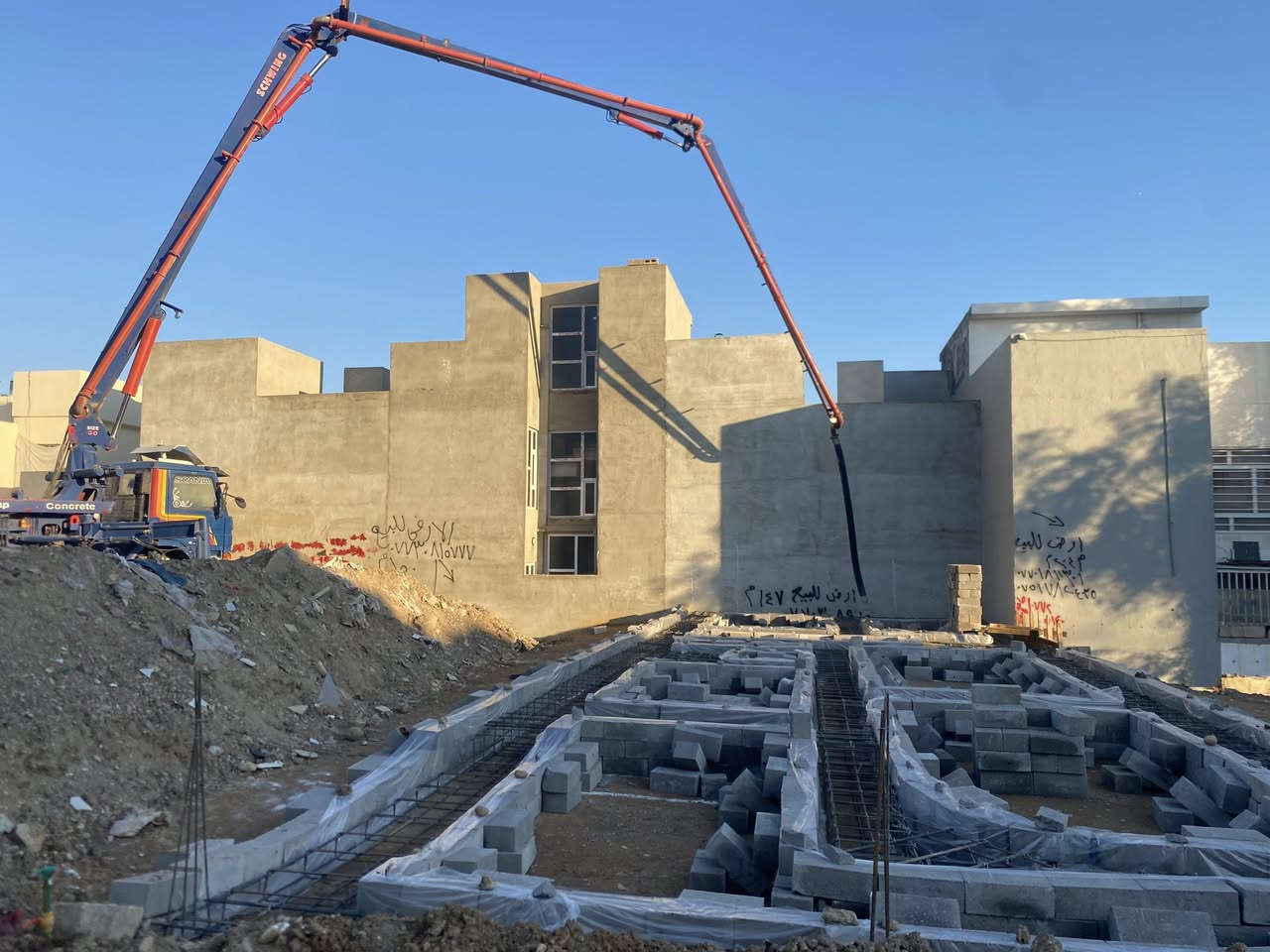 السلام وعليكم 
بم شونك للبيع 
موديل 92 شرط الشغل والفحص 
28 متر ارتفاع سنويه جديده رقم دهوك بسمي 
جهاز بلاتوث حوض مقصات بلادي بم موجود بل موصل
سعرو)(4) بي مجال)(***********
