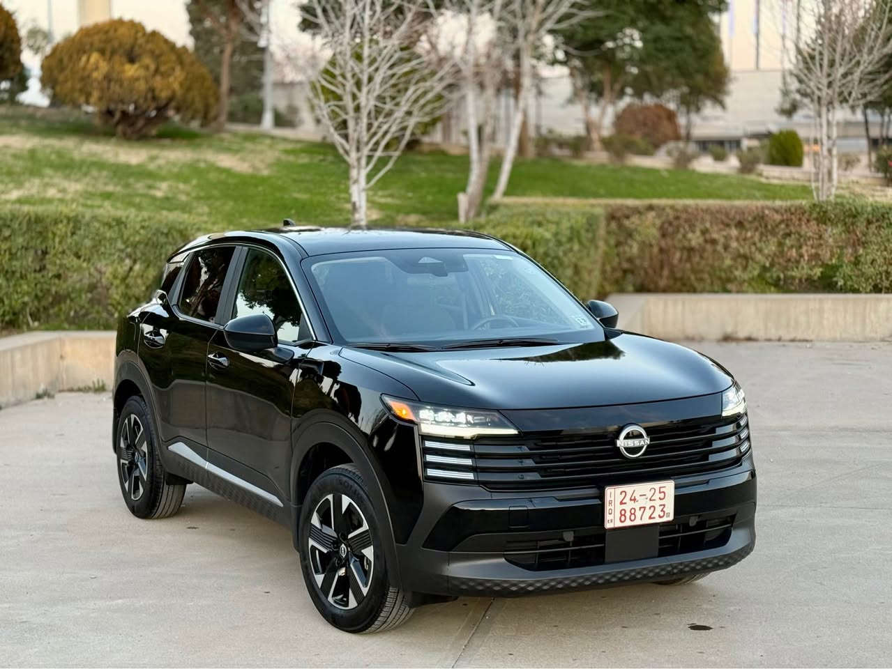 نيسان كيكس SV AWD 2025
 • الموديل: 2025
 • الفئة: SV AWD (دبل اكسل)
 • اللون: أسود
 • عداد المسافة: 3000 الف ميل
 • المحرك: 4 سلندر – 2.0 لتر

الضرر:
 • بدون صبغ (فقط مكان صغير تعديل PDR موضح بالصور)
 • رصعه  بالسقف أثناء النقل
السعر :18500 $ (185 $) (قابل للتفاوض بعد المعاينه فقط)

رقم الشاصي : 3N8AP6CB3SL321721

المواصفات:
 • نظام الدفع الرباعي AWD
 • بصمة أبواب
 • بصمة تشغيل
 • شاشة كبيرة (ستايل آيباد)
       ٠ شاحن واير ليس
       • كامره أمامية
       ٠ كامره خلفيه
       • حساسات خلفيه
 • رادار أمامي (تحديد المسار)
 • رادار جانبي (النقاط العمياء)
 • رادار خلفي (تحذير من الاصطدام)
 • هاند بريك إلكتروني
‏ • AUTO HOLD
‏ • AUTO START
‏ • AUTO STOP
 • أوضاع قيادة:
 • ECO
 • NORMAL
 • SPORT
 • تحكمات على المقود
 والعديد من الإضافات الاخرى 

للأستفسار : (***********) اتصال او وتس او فايبر
 موقع السياره : أربيل أربيل, العراق
