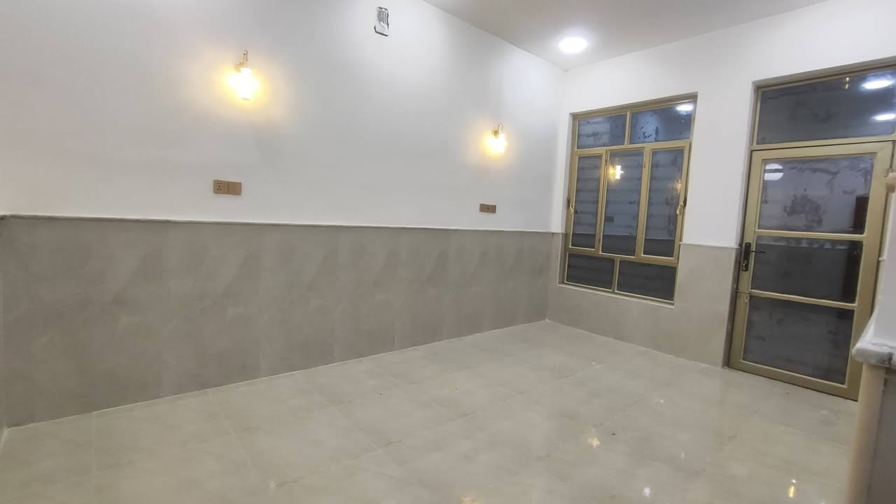 دار ١٠٠م حي امغربه طابق ونص قرب عياده الدكتور صباح الدايني ***********
