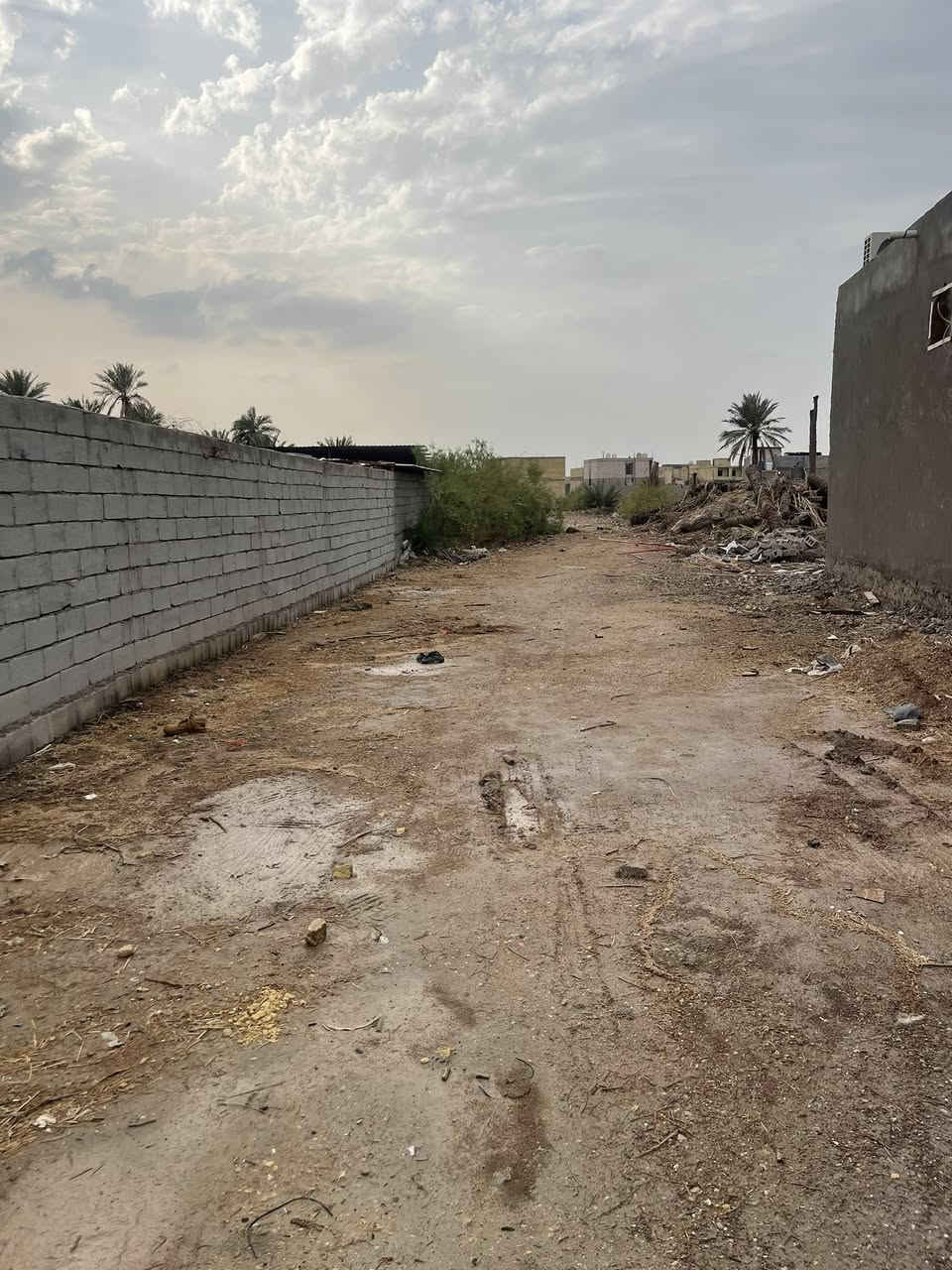 سلام عليكم قطعه للبيع مساحته ٢٠٠ متر طابو اسهم الواجهه ١٠ ونزال ٢٠ متر العنوان شارع السفينه مقابيل مدرسه الواثق للاستفسار اكثر تصال ***********
