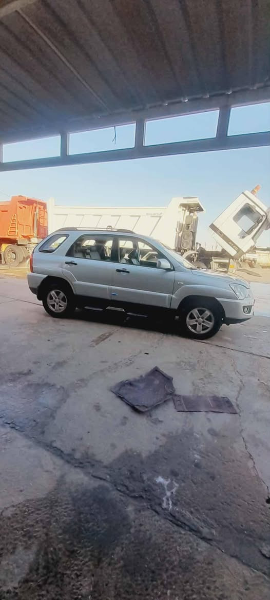 السلام عليكم سيارة كيا سبورتج مديل ٢٠٠٩ رقم القادسية انكليزي مكفول من الضربة قوية ماعنده جاملغ المامي مصبوغه ثر دحجه مكانها سيارة الديوانية سعرها ١٢٢ بيها مجال حك جيه هذا رقمي ***********
