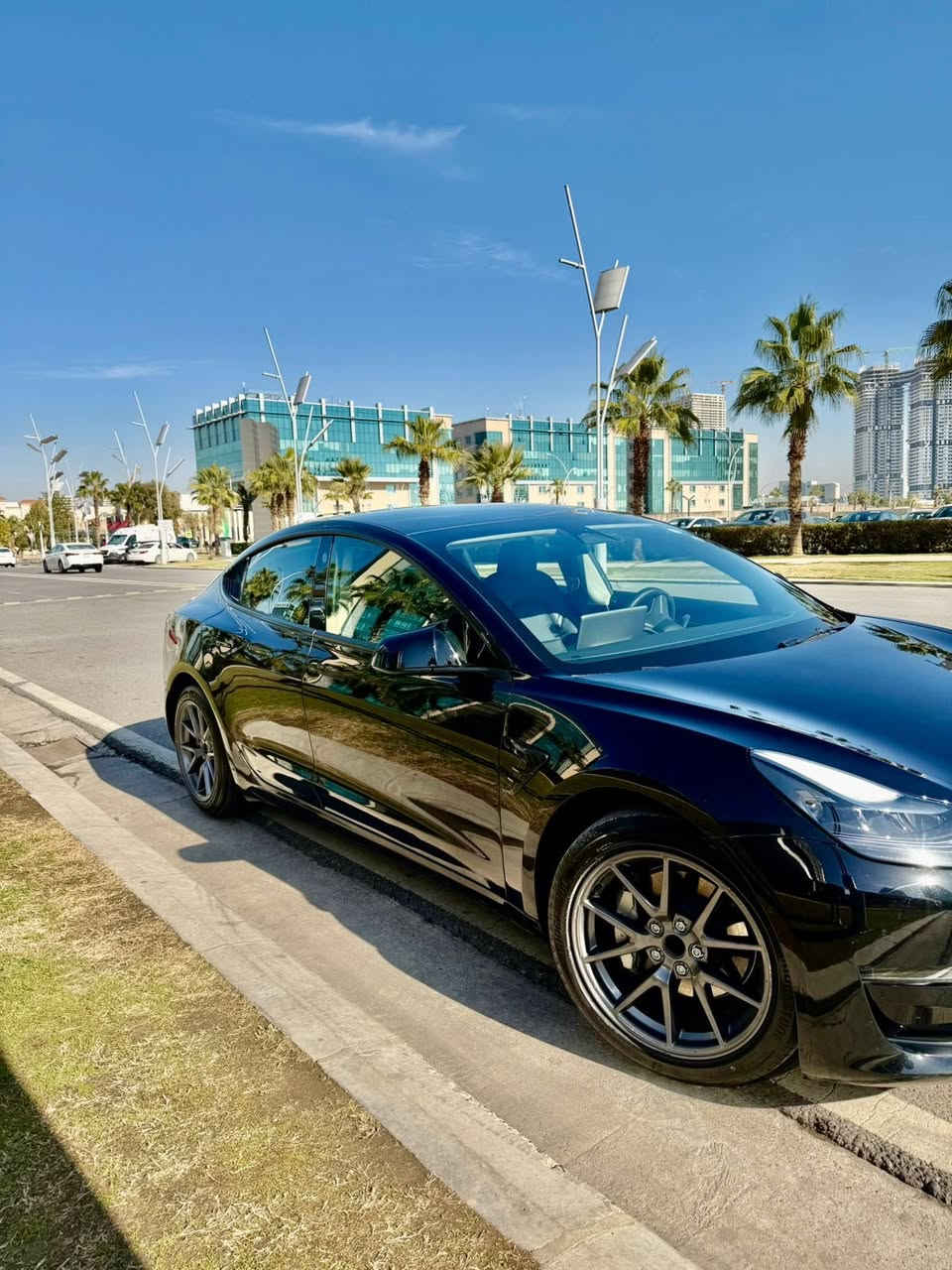 � للبيع بدون مراوس – Tesla Model 3 موديل 2023 ⚡
فول مواصفات | موتر واحد | استخدام شخصي

▫️ الموديل: Tesla Model 3 – 2023
▫️ الفئة: Standard / موتر واحد
▫️ اللون: أسود
▫️ رقم السيارة: أربيل
▫️ الممشى: 33,000 كم

▫️ الحالة العامة: نظيفة جداً
▫️ الضرر: جام لغ خلفي أيمن + باب خلفي أيمن فقط
حادث سطحي صور لحادث مرفقه 
❌ بدون شاصي
✔️ فقط ايرباك تكمه لباقي كله سليم 

⚡ مواصفات تسلا المتوفرة بهاي الفئة:
✅ شاشة لمس كبيرة 15 إنج
✅ نظام ملاحة GPS
✅ أوتو بايلوت (قيادة ذاتية جزئية)
✅ رادار وكاميرات محيطية 360°
✅ نظام تحذير الاصطدام
✅ نظام المحافظة على المسار
✅ كبح تلقائي للطوارئ
✅ تحكم كهربائي كامل
✅ دخول وتشغيل بدون مفتاح (Keyless)
✅ تحكم كامل بالسيارة عن بُعد عبر تطبيق Tesla
✅ تحديثات سوفتوير مستمرة (OTA)
✅ تسارع قوي وقيادة سلسة
✅ صرفية طاقة اقتصادية جداً

🌐 السيارة أونلاين
بيها اشتراك إنترنت فعال لمدة شهرين

🛞 تايرات جديدة
🔇 مغلفة إسفنج عازل ضجيج للشارع

🔌 ملحقات السيارة:
✔️ شاحن تسلا أصلي
✔️ أدابتر إضافي

📍 السيارة متواجدة في أربيل
سعر 169$ 
📞 لأي استفسار:
***********
📲 واتساب & اتصال
