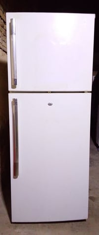 ثلاجة • حجم كبير • تجميد شغال