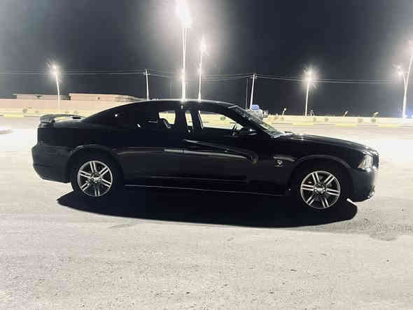 السلام عليكم چارجر موديل 2013 R/T محركها 5.7 بعده جديد فول مواصفات بصمه كشنات جلد وكهرباء وتدفئة الكشن والستيرن تشغيل عن بعد 
شاشه جبيره كأمره فتحه لآيت زنون وهواي مواصفات بعد 
السياره ضررها بنيد وجاملغ فقط بدون ايرباك السياره ماشيه 111 الف ميل فقط السياره جديده كلش 
السعر ب143$ وبيها مجال 
رقم الهاتف ***********
