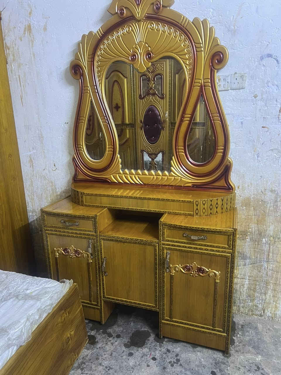 غرفه أخشاب مستعمله نضيفه اخت الجديده استعمال قليل خمس أبواب محلق ضهر جرجوبه براغي  الزاويه كنتوريه مديل نفخ مقوس السعر 650بغداد الاتصال ***********متواجد واتساب اكو توصيل بكروه
