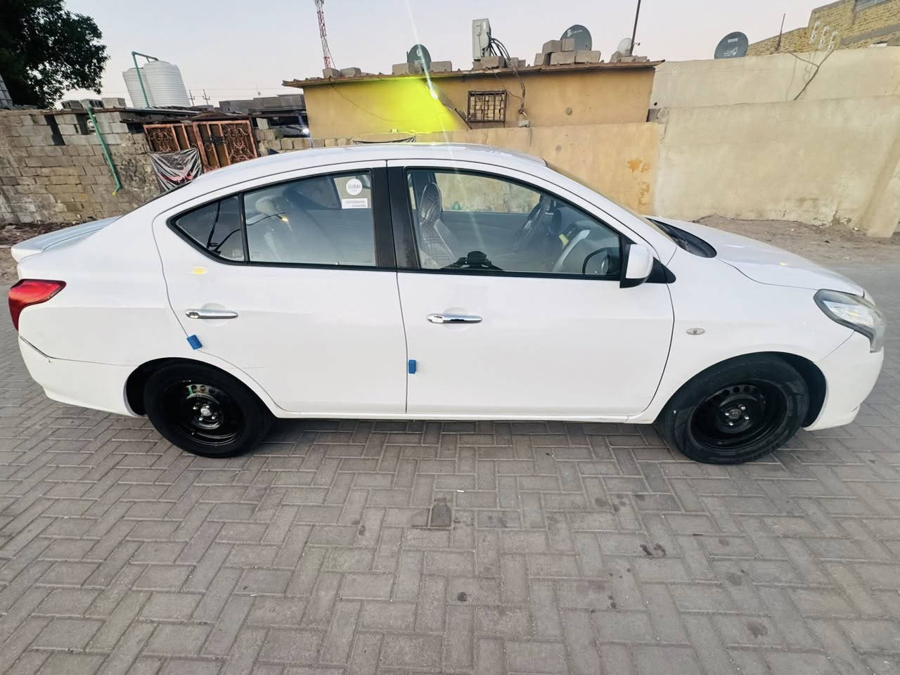 السلام عليكم بيع مستعجل جداً جداً إذا مو شراي لا تتصل أترجاك  سيارة نيسان سني هندي أربيل  موديل ٢١ السنوية بعدلهة ٣ اشهر سيارة شوف العين نظيفة واي تبديل مابيهة بس باردات والسونار موجود وي الصور  السعر ١٠٥ 
رقم الهاتف *********** 
السيارة بالبصرة القبلة
