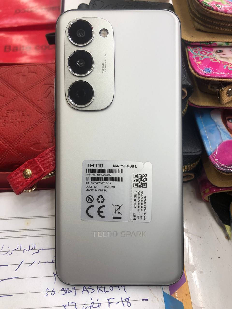 السلام عليكم ورحمة الله للبيع
(تكنو سبارك 40 برو بلس).

​الشاشة:
​نوع: 3D AMOLED (شاشة منحنية الأطراف)
​الدقة: 1.5K (1224x2720 بكسل)
​معدل التحديث: 144Hz (مما يوفر سلاسة فائقة)
​المعالج:
​MediaTek Helio G200 (يذكر أنه "الأول من نوعه في العالم")
​الذاكرة والتخزين:
​يتوفر بخيارين للتخزين: 256GB 
​الذاكرة العشوائية (RAM): 8+8GB
​الشحن والبطارية:
​سعة البطارية: 5200 مللي أمبير
​الشحن السريع: 45W (شحن سلكي)
​الشحن اللاسلكي: 30W (شحن لاسلكي مغناطيسي)
​الكاميرا:
​الكاميرا الخلفية الرئيسية: 50 ميجابكسل (مع دعم التثبيت الإلكتروني للصور - EIS)
​ميزات إضافية:
​مقاومة للغبار والماء بمعيار IP64.
​تقنية NFC (الاتصال قريب المدى).
​نظام تشغيل Android 15 وواجهة HIOS 15.
​بصمة تحت الشاشة (بصري).
​مكبرات صوت مزدوجة مع تقنية Dolby Atmos.
​ميزة FreeLink للمكالمات المجانية بدون إشارة.
مستعمل شهر ونص 
 بيع
السعر 270 وبي مجال
***********
