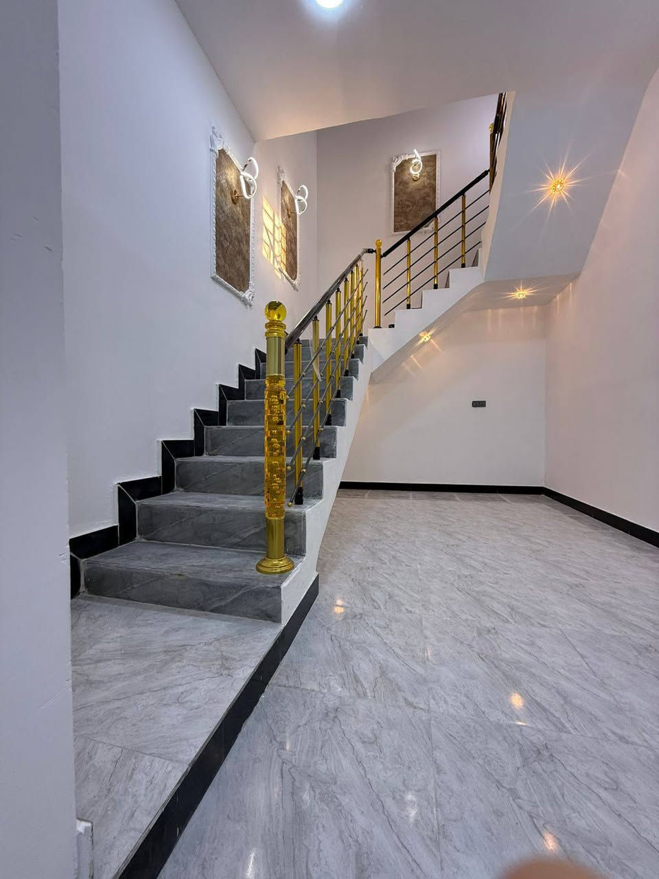 بيت مساحه 105متر يحتوي على غرفتين وصاله ومطبخ وستقبال وصحيات المقوع حمدان بلد نجدي نوع العقار طابو زراعي كفالة مكتب السعر 65وبي مجال التواصل ***********
