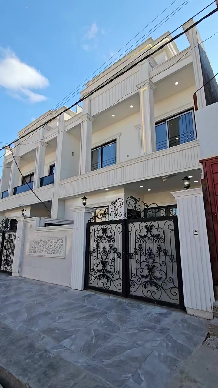 #عروض_ابوادم_للعقار 
دار للبيع في حي السكر
مساحه ١٠٠م
واجهه ٧م
طابقين موقع جيد جدا
ط١/ كراج..صحيات خارجيه. مطبخ حار وبارد. هول. استقبال. غرفه نوم. صحيات 
ط٢/ هول. ٣غرف نوم مع سويت. صحيات ..
للاستفسار الاتصال على الارقام أو مراجعة المكتب 
***********
***********
عنوان المكتب حي السكر مقابل مستشفى الخنساء قرب صيدليه البقيع
