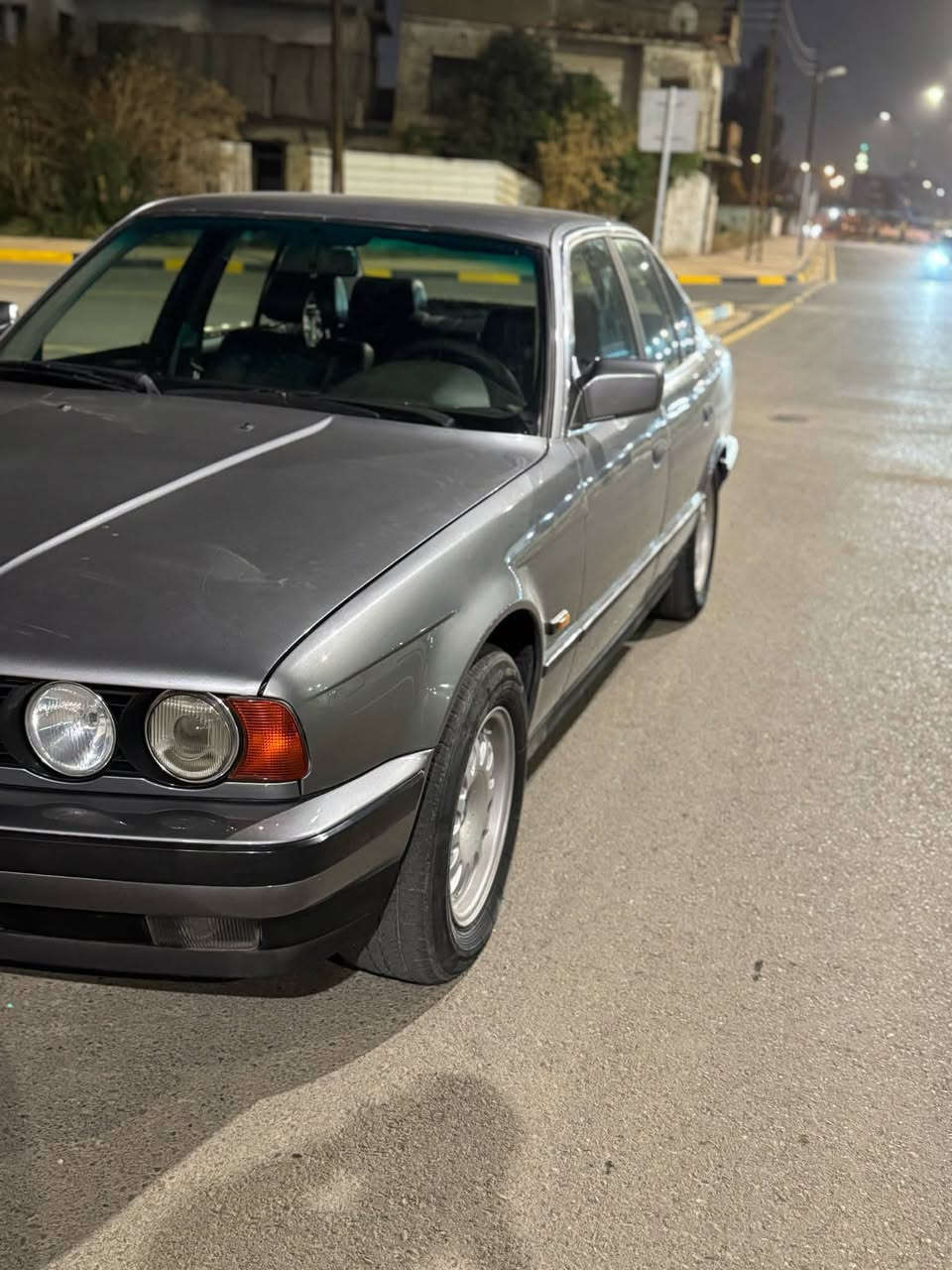 ‏السلام عليكم الحلال للبيع
بي ام  1993.525 وضع شركة 
لون رصاصي رمادي 
تبريد قطعتين ثلج 🥶
3وضعيات قيادة سبورت وايكو وضع نورمال
نظام ABS
قطرة خياس ما بيها 
طخم تايرات جديد قبل شهر شادو محرك گير اكسل طخم جديد خير من الله تحريكة ومعدل طيران ✈️ الرقم مسطرة هزه جديده  اني الشرعي سنوية ورقم جديد  كشنات جلد كهرب خزن شاشة اعطال كبيوتر عداد الالكتروني السرعة . عداد يقرا كيج البانزين. عداد يقرا راس الباتري شگد يوصل وبيها بعد موصفات خير من الله السيارة احلى من الصور فول نظافة مصبوغة عام جمالية بلا معجون وكلشي بيها شغال جامات 4 كهرب اوتو كابون بانزين وشاشة وكامرا بدون ضرر 
 بيها طخة خفيفة 
السعر  75بيها مجال
  وكلشي بل سوك تحياتي 🫡 التواصل عل واتساب
***********
