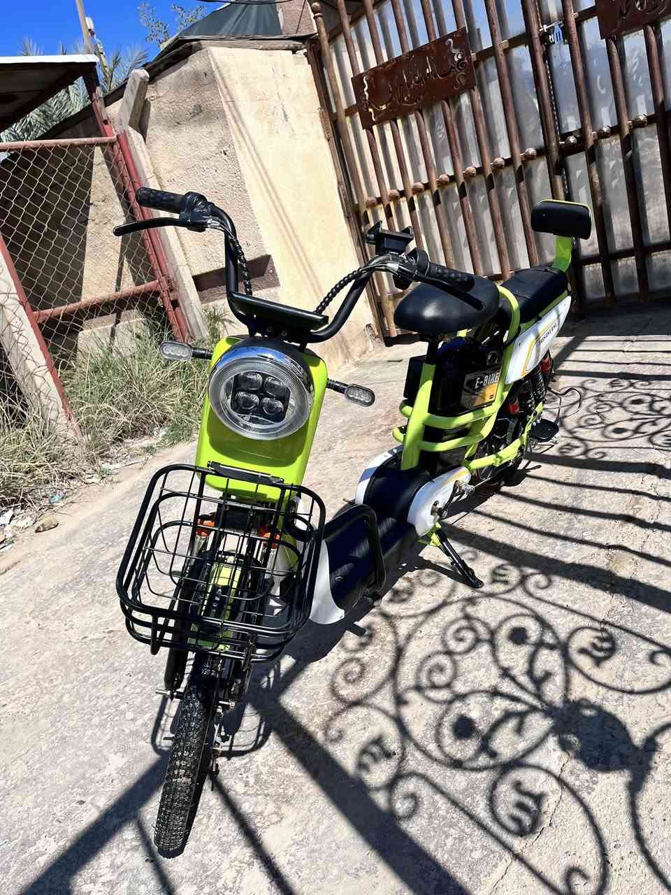 سلام عليكم 
دراجه شحن للبيع
موديل٢٠٢٥
قبل شهرين طلعتها من الوكيل
استعمال قليل
سعر٤٠٠ الف وبيها مجال بسيط
مكان حله حي العسكري
اي استفسار على واتساب ***********
