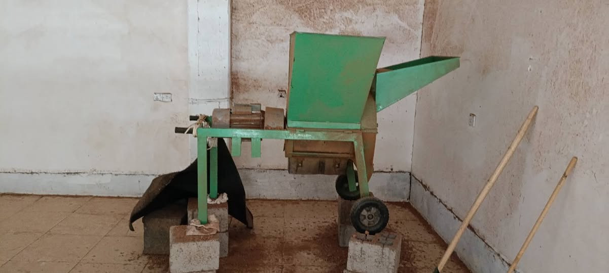 ئەکاکوتەکارەبایە  بۆفرۆشتن دووبەشە بەشێکیان کاکوتەو بەشەکەیترشیان ئاشە بۆهاڕینی گەنمو جۆو گەنمەشامی بەکاردێت سعری 600 هەزارە ژ.م ***********
