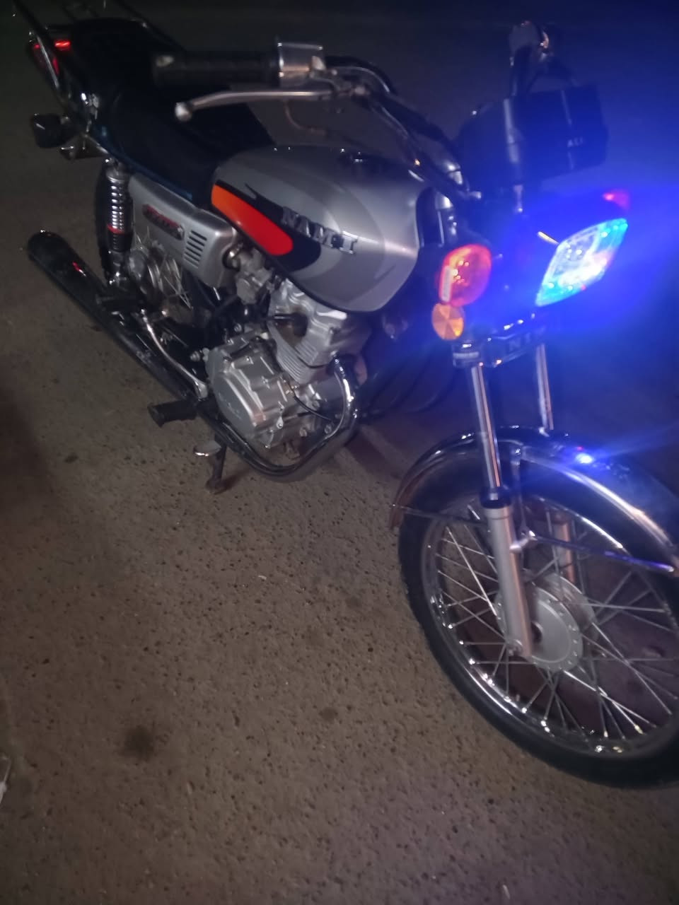 سلام عليكم شباب دراجة البيع نامة 24 مكينة برغي ما مفتوح مناقصة اي شي اوراق كاملة سعر 600 مكاني بغداد المحمودية رقمي *********** الخاص مفتوح
