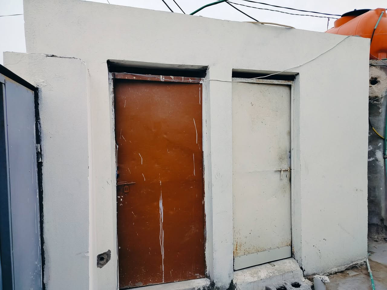 دار للبيع المساحه 103
مغاسل خارجيه وداخليه استقبل وغرفه وصاله
منطقه تبليط وخدمات كامله 
 السعر 80 وبي مجال قليل  
العنوان ديوانيه حي العسكري شارع 30 
وللاستفسار اكثر الاتصال على الرقم ***********
