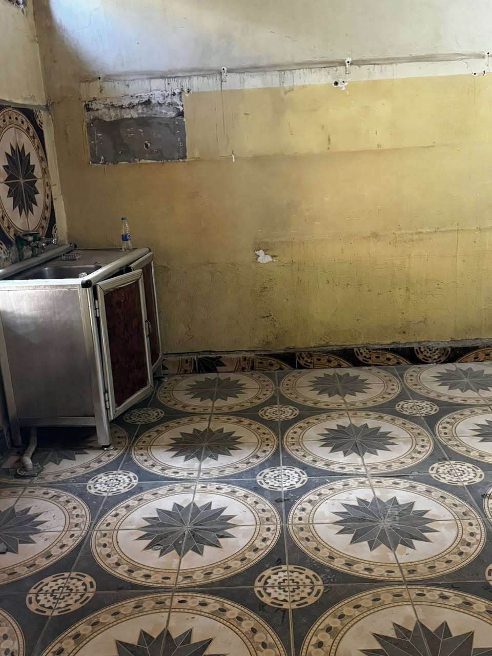 🏗️🏗️🏗️بيت للبيع 🏗️🏗️🏗️

الموقع 👇
جمهوري قرب أبو نشأت ثاني فرع قريب عل شارع السائدين 

المساحه // 150متر 
الواجهة //10متر

يحتوي البيت على 👇
غرفتين صاله مطبخ أستقبال حمام 🚾 

للأستفسار على الأرقام الضاهره وأتساب 

☎️***********
☎️***********

أو مراجعة مكتب محمد الغانمي جمهوري شارع السائدين مقابل ملعب 🏟️ الاتفاق الرياضي
