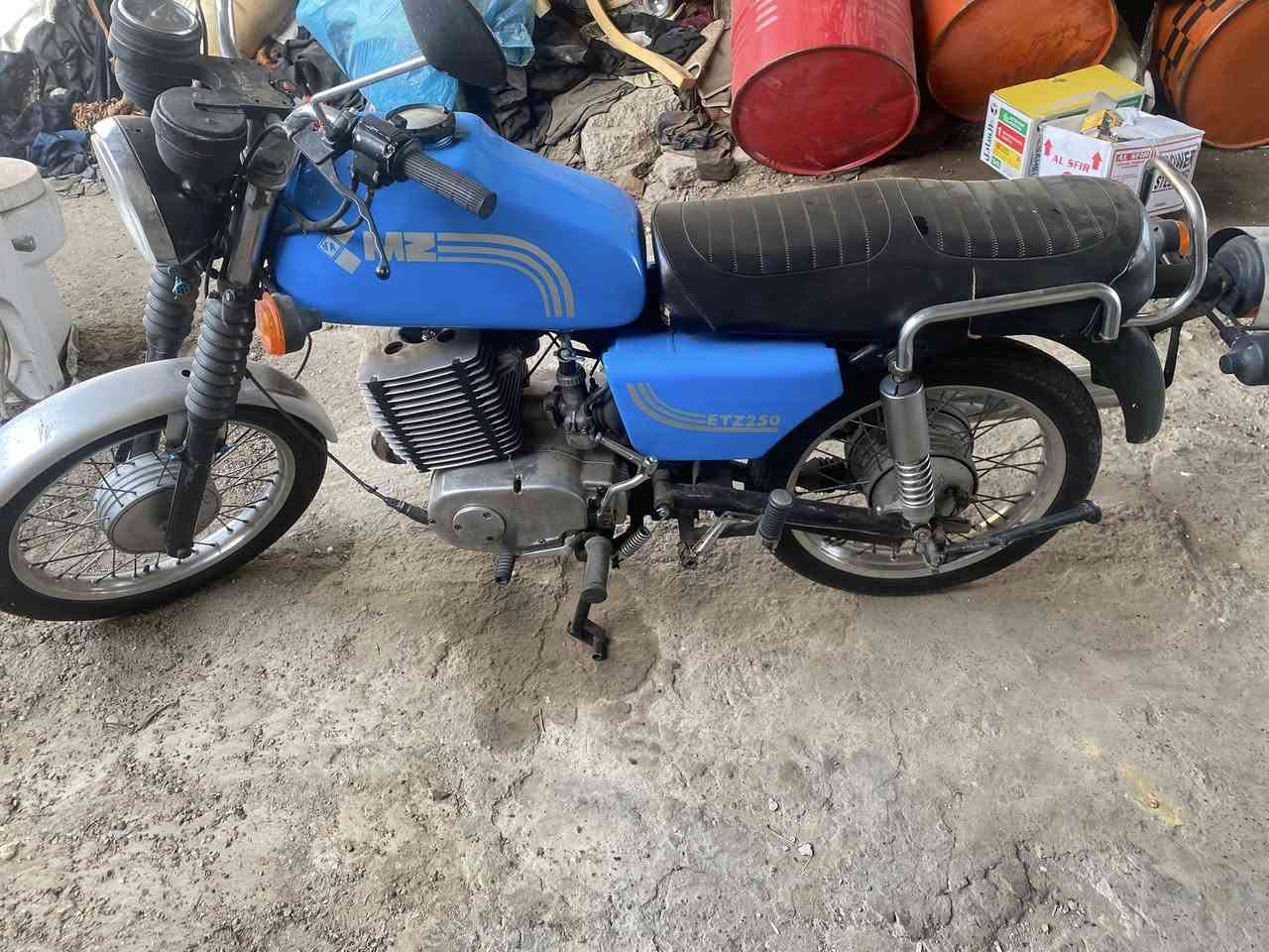 السلام عليكم دراجه MZ82 الكير كايم الدراجه نضيفه فقط لحيم بل خشم السعر 2500 وبي مجال
***********
