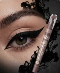 قلم آيلاينر • أسود فاحم • ثبات ٣٦ ساعة