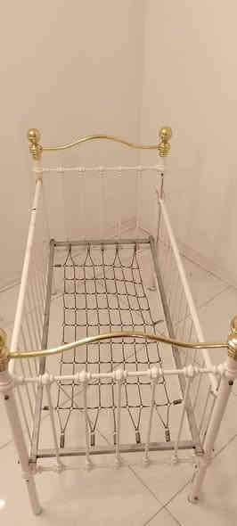 #سرير طفل #كليكوت طفل #كاروك طفل
#أنتيكة قديم #تحفيات #نوادر 
#أيطالي المنشأ
الأبعاد 120*60 (عمر شهر إلى سبعة سنة)
#نحاس حديد ثقيل صبغ سيارات حراري
القطعة نادرة و ثمينة و بحالة ممتازة شرط الفحص أنتهزوا الفرصة *********** يوجد واتساب.
