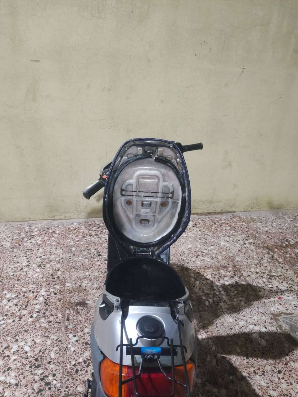 السلام عليكم
ماطور بوتين للبيع محرك شرط
 شاصي شرط ويرمينه شغاله كلها سلف شغال بس ينردلو باتري تحريكه ومعدل يكمز من جواك    دبل سكريته  درع اصلي الماطور جاهز  السعر 250 وبي مجال مكاني حي صدام الاستفسار ***********
***********
