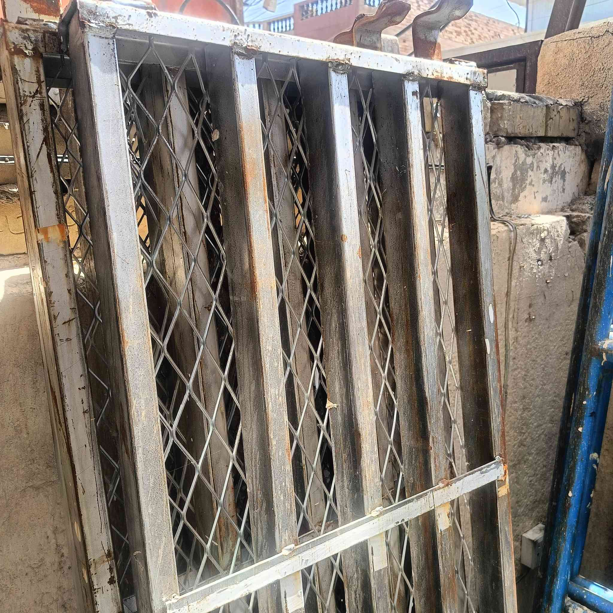 سكلات للبيع العدد 3طوابق العرض 120 ارتفاع مترين وحدة جديدة وثنين مستخدمات قليل سعر القفص 65قفل بغداد البياع***********
