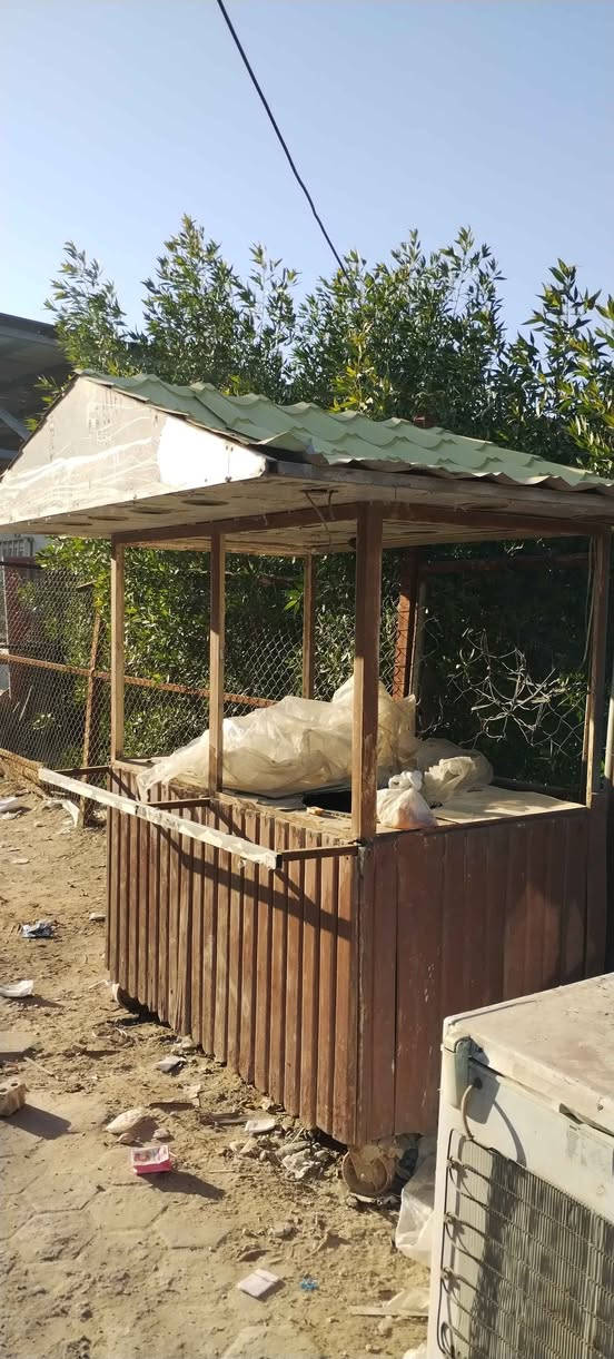 ميز للبيع عرض متر طول متر ونص نصيف
*********** للإتصال النجف, العراق
