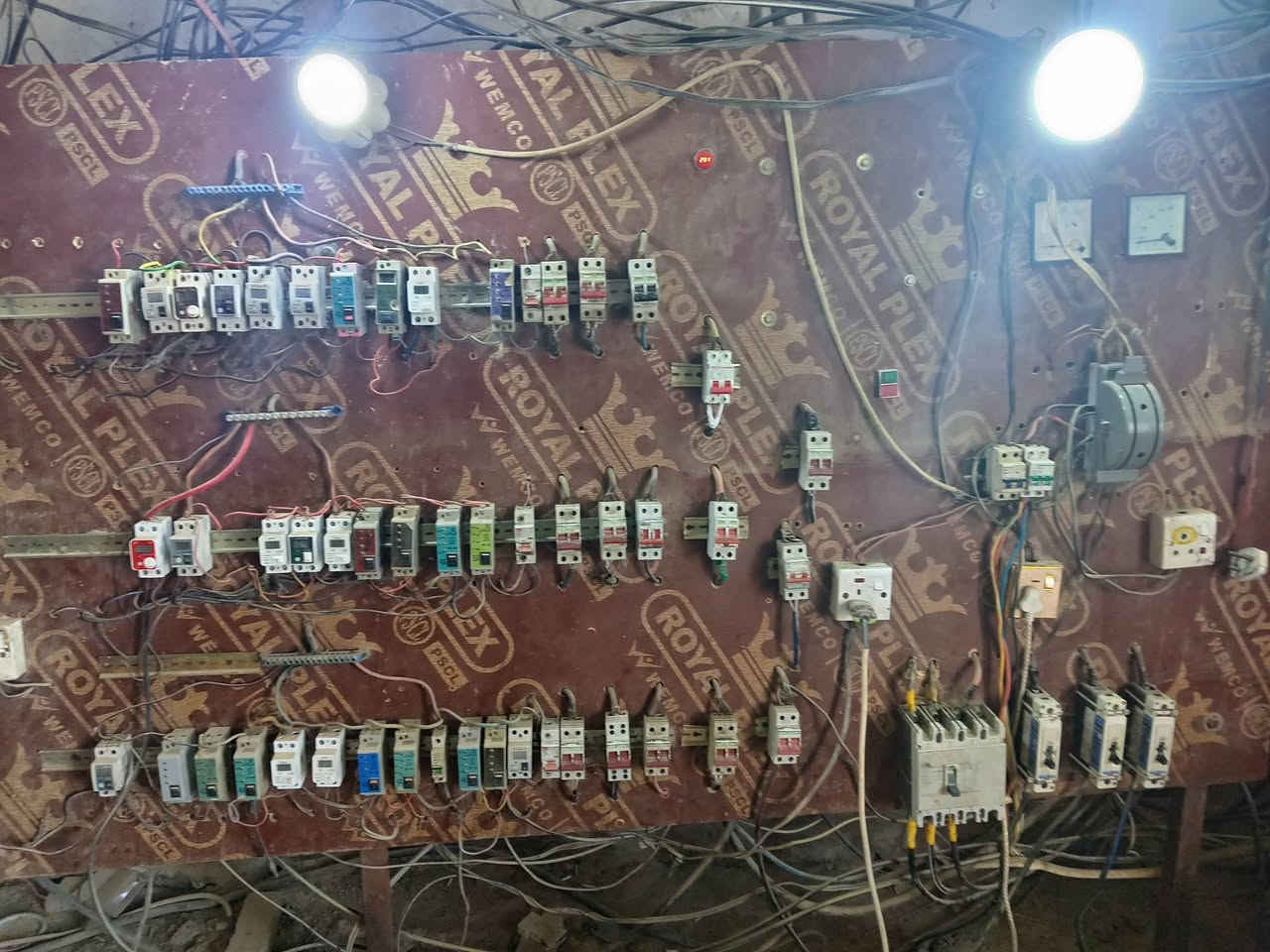 مولدات فالفو للبيع مع الموقع العنوان ديالى كنعان بين البغاده والحميرات حمل 850 امبير ومع اجازه 200 كيفي *********** اتصال فقط
